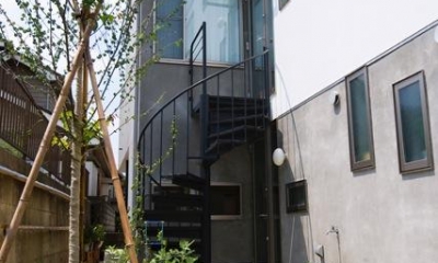 玄関アプローチ-2　螺旋階段｜『O・S邸』コンパクトな二世帯住宅