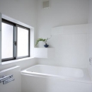『O・S邸』コンパクトな二世帯住宅の写真 白基調の明るい浴室
