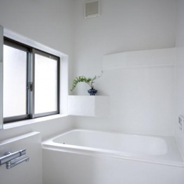 『O・S邸』コンパクトな二世帯住宅 (白基調の明るい浴室)