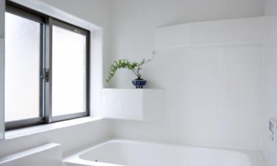 白基調の明るい浴室｜『O・S邸』コンパクトな二世帯住宅