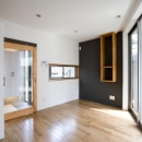 『O・S邸』コンパクトな二世帯住宅の写真 シンプルモダンな洋室