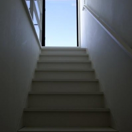 『I・M邸』光を共有する二世帯住宅 (シンプルな階段室)
