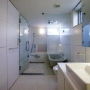『I・M邸』光を共有する二世帯住宅の写真 白で統一された開放的なバスルーム