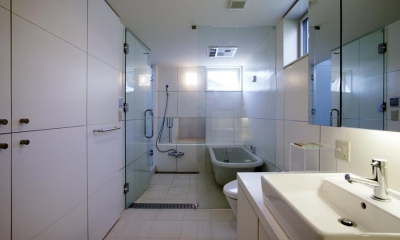 白で統一された開放的なバスルーム｜『I・M邸』光を共有する二世帯住宅