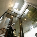 『I・K邸』コンパクト＆機能満載の住まいの写真 トップライトのある吹き抜けの階段