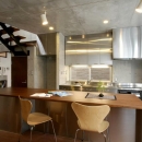『I・K邸』コンパクト＆機能満載の住まいの写真 カウンターテーブル付きのキッチン