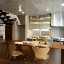 『I・K邸』コンパクト＆機能満載の住まい-カウンターテーブル付きのキッチン