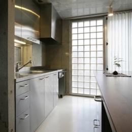 『I・K邸』コンパクト＆機能満載の住まい-ガラスブロックより光を取り入れるキッチン