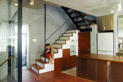 階段下を収納スペースに (『I・K邸』コンパクト＆機能満載の住まい)