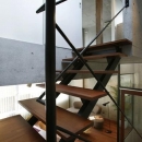 『I・K邸』コンパクト＆機能満載の住まいの写真 スケルトン階段