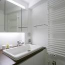 『I・K邸』コンパクト＆機能満載の住まいの写真 白基調の洗面スペース