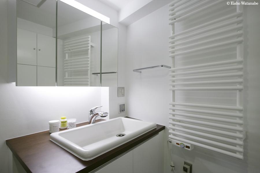 バス/トイレ事例：白基調の洗面スペース（『I・K邸』コンパクト＆機能満載の住まい）