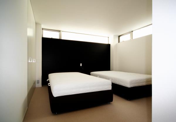 ベッドルーム事例：シンプルモダンなベッドルーム（『公園を臨む家』公園を借景とする明るい住まい）
