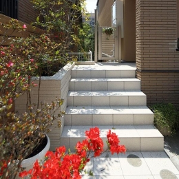 『M邸』４ＬＤＫから２世帯住宅へリノベーション (白タイルのアプローチ階段)