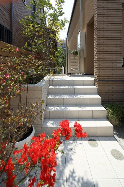 『M邸』４ＬＤＫから２世帯住宅へリノベーション (白タイルのアプローチ階段)