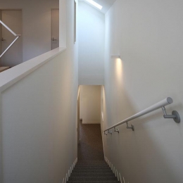 『M邸』４ＬＤＫから２世帯住宅へリノベーション (トップライトのある階段室)