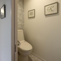 『M邸』４ＬＤＫから２世帯住宅へリノベーション (アクセントクロスで上品なトイレ空間)