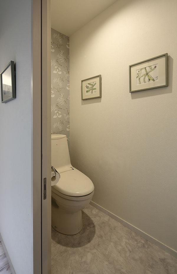 アクセントクロスで上品なトイレ空間(『M邸』4LDKから2世帯住宅へリノベーション) バス/トイレ事例