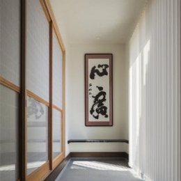 和室前の土間空間 松前町の家 おおらかな葺き下ろし屋根の家 玄関事例 Suvaco スバコ