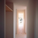 『囲む家』様々な表情のある、楽しく温かな住まいの写真 明るい家事棟廊下