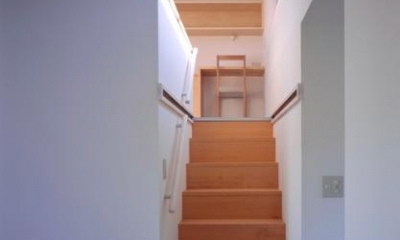 ロフト寝室への階段｜『囲む家』様々な表情のある、楽しく温かな住まい