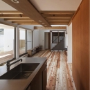 『須坂の家』大きな吹抜けと大きなテラスの住まいの写真 動線にこだわったキッチンスペース