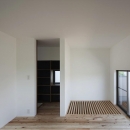 『須坂の家』大きな吹抜けと大きなテラスの住まいの写真 専用バルコニーのある寝室
