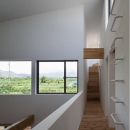 『須坂の家』大きな吹抜けと大きなテラスの住まいの写真 子供室への廊下