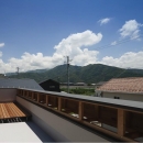 『須坂の家』大きな吹抜けと大きなテラスの住まいの写真 山々を臨む屋上テラス