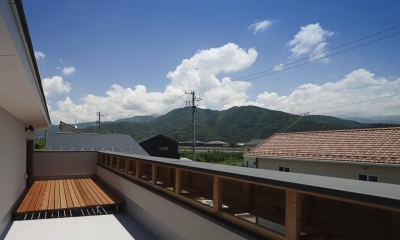 山々を臨む屋上テラス｜『須坂の家』大きな吹抜けと大きなテラスの住まい