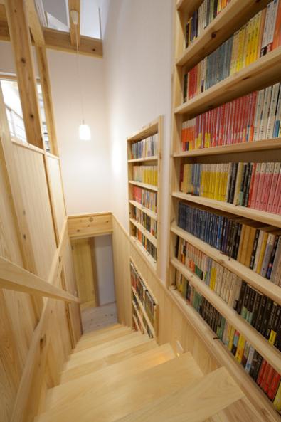 壁一面本棚の階段 B Storage 本がたくさんあるシンプルな木の家 その他事例 Suvaco スバコ