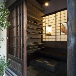 古民家の家／Traditional Japanese House with Modern Interior (靴収納たっぷりの和風玄関)