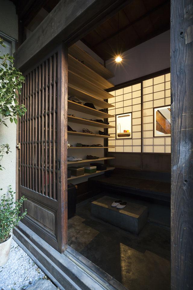 玄関事例：靴収納たっぷりの和風玄関（古民家の家／Traditional Japanese House with Modern Interior）