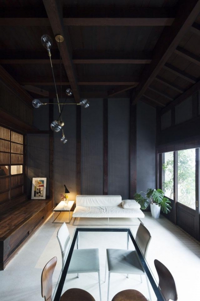 白い床が映えるリビングダイニング (古民家の家／Traditional Japanese House with Modern Interior)