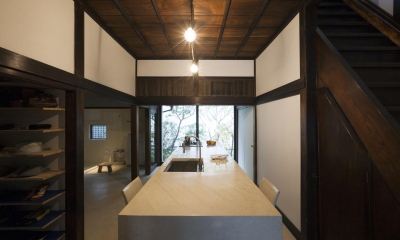 古民家の家／Traditional Japanese House with Modern Interior (開放的なキッチン)