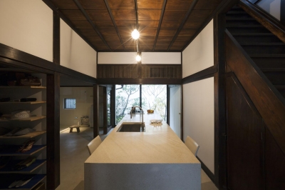 開放的なキッチン (古民家の家／Traditional Japanese House with Modern Interior)