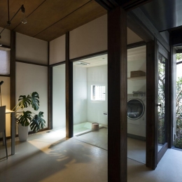 古民家の家／Traditional Japanese House with Modern Interior-書斎・ガラス張りのバスルーム