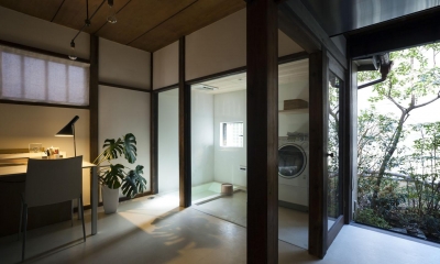 古民家の家／Traditional Japanese House with Modern Interior (書斎・ガラス張りのバスルーム)