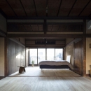 古民家の家／Traditional Japanese House with Modern Interiorの写真 深みのある木目が美しい寝室