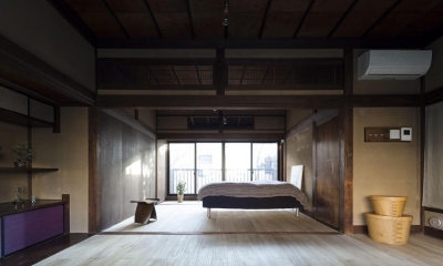 古民家の家／Traditional Japanese House with Modern Interior (深みのある木目が美しい寝室)