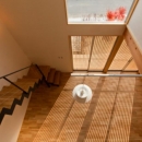 『丹羽の家』ヒノキ造りの柔らかな表情の家の写真 吹き抜け-上階より見下ろす