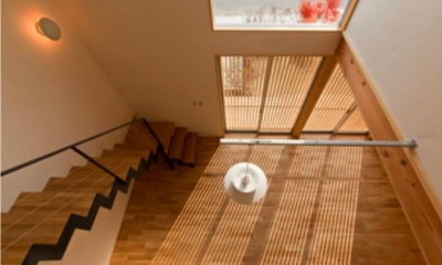 吹き抜け-上階より見下ろす｜『丹羽の家』ヒノキ造りの柔らかな表情の家