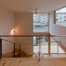 『丹羽の家』ヒノキ造りの柔らかな表情の家の写真 階段-大きな高窓より光を取り込む