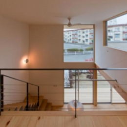 『丹羽の家』ヒノキ造りの柔らかな表情の家 (階段-大きな高窓より光を取り込む)