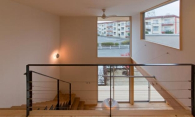 階段-大きな高窓より光を取り込む｜『丹羽の家』ヒノキ造りの柔らかな表情の家