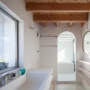 『MORI』木の温もり感じる絵本の中の家の写真 真っ白な洗面・浴室