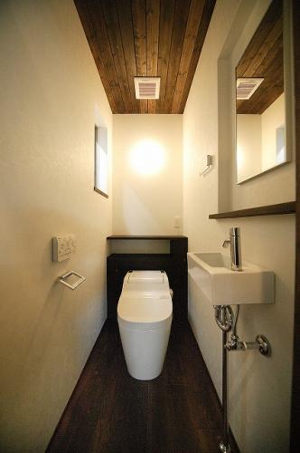 落ち着くトイレ空間 ｔｎ House チョコレートケーキの家 バス トイレ事例 Suvaco スバコ