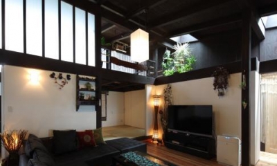 格子窓・天窓のあるリビング｜『厚木の家』個性あふれるアットホームな住まい