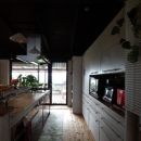 『厚木の家』個性あふれるアットホームな住まいの写真 ベランダより光の入るキッチン
