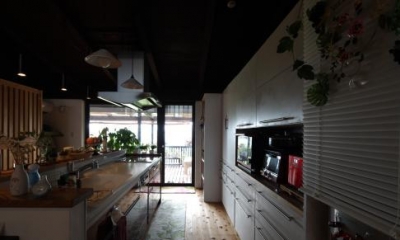 ベランダより光の入るキッチン｜『厚木の家』個性あふれるアットホームな住まい